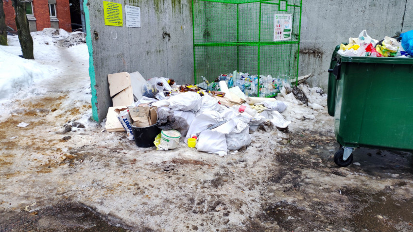 Строительные отходы и мусор у контейнера