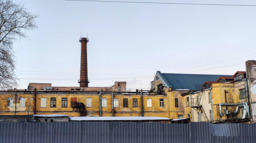 Промышленные здания на фоне ясного неба в городском районе