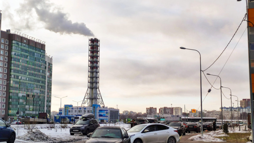 Котельная с дымной трубой среди современных зданий