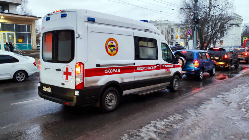 Автомобиль скорой помощи на городской улице