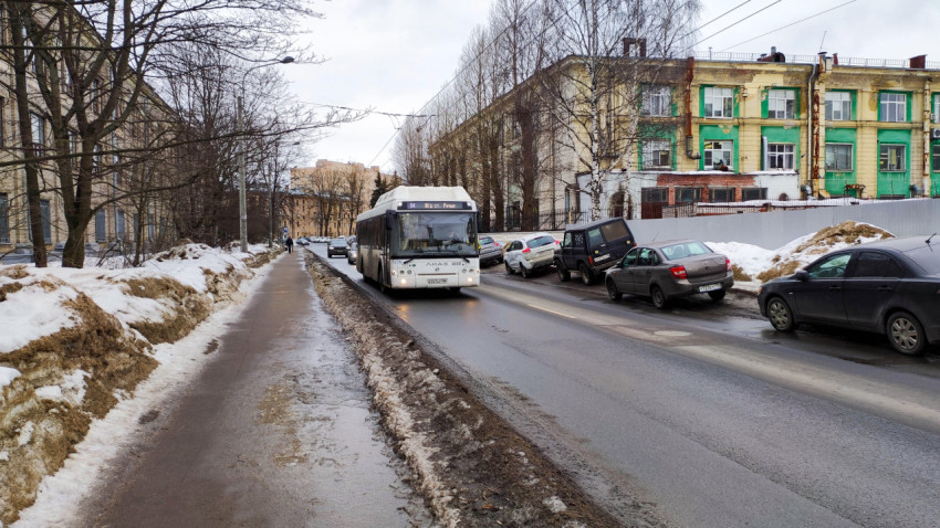 Автобус движется по зимнему городу