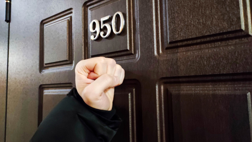 Мужчина стучит в дверь номера 950