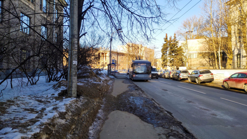 Троллейбус движется по улице в зимний день