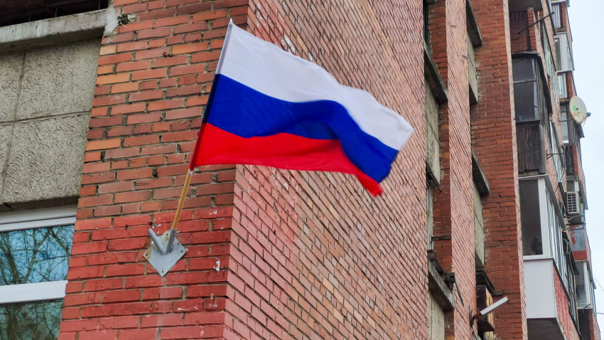 Российский флаг на кирпичной стене здания