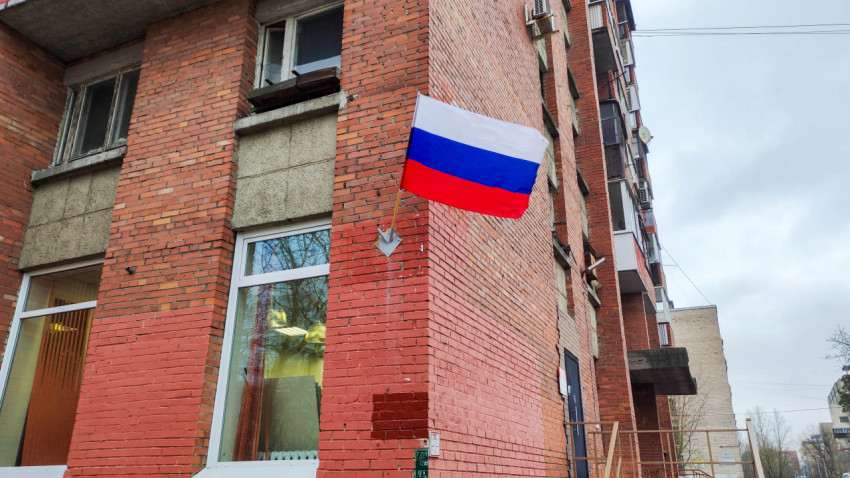 Флаг России на стене здания