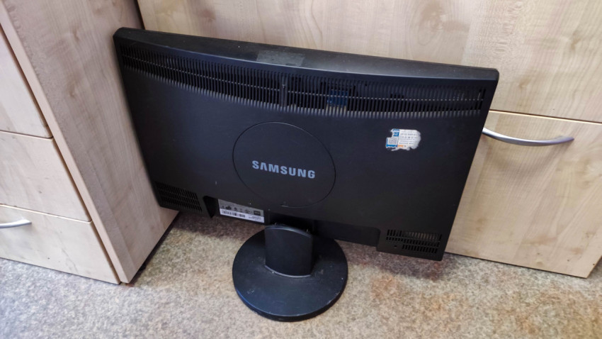 Монитор Samsung на полу
