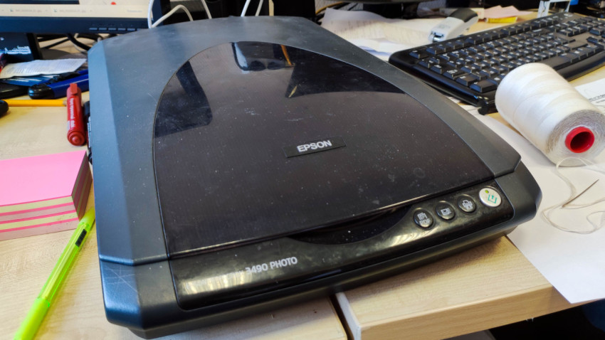 Сканер Epson 3490 на рабочем столе
