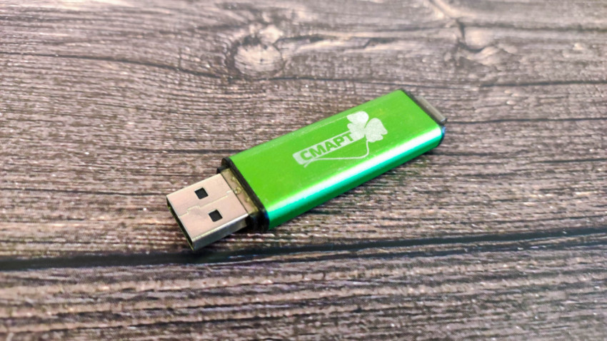 USB флешка на деревянном фоне
