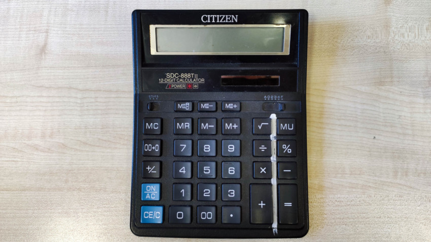 Калькулятор Citizen на столе в офисе