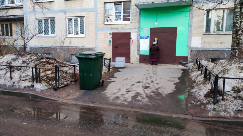 Мусорный контейнер у входа в жилой дом