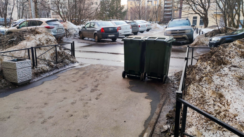 Контейнеры для мусора у входа в многоквартирный дом