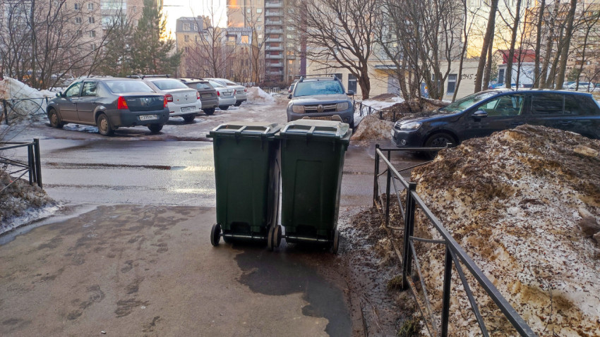 Мусорные контейнеры у входа в жилой дом