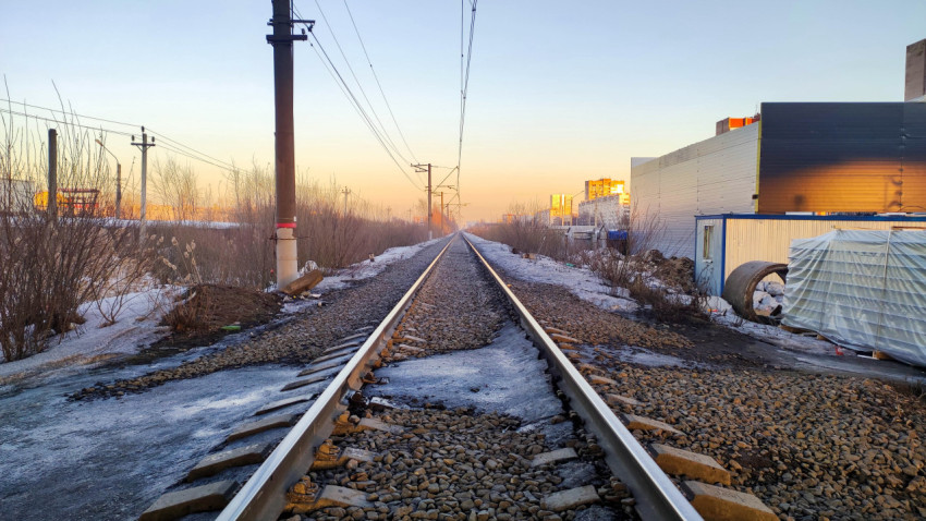 Вид на железнодорожные пути в зимнее утро