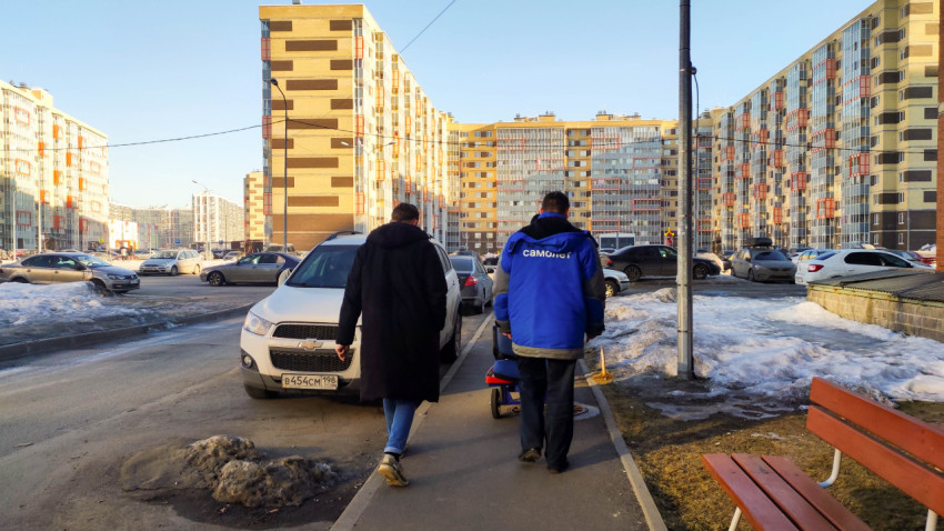 Сотрудники ЖКХ идут по тротуару