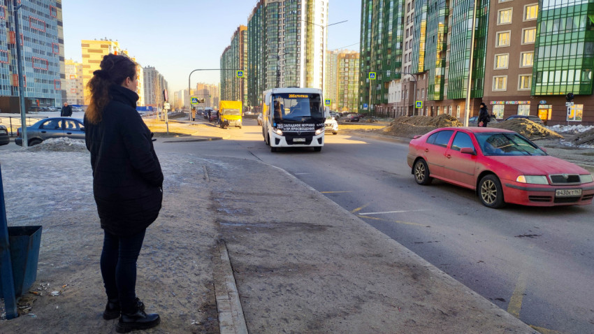 Автобус приближается к остановке