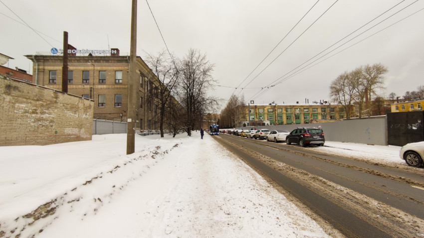 Снег на тротуаре в городе зимой