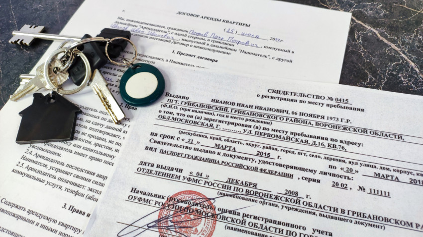 Временная регистрация и договор аренды на мраморном столе