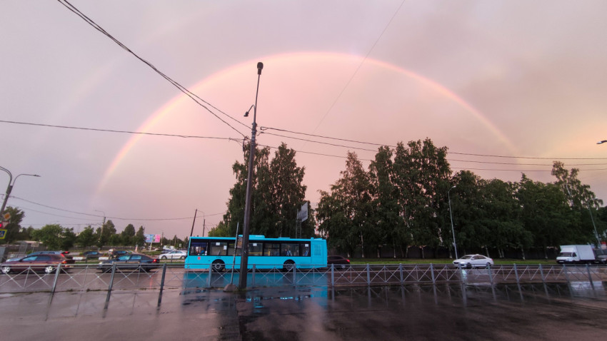 Радуга после дождя в городском пейзаже