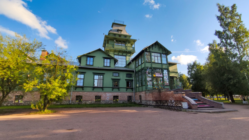 Дача Бенуа в Санкт-Петербурге с зелеными стенами и башней