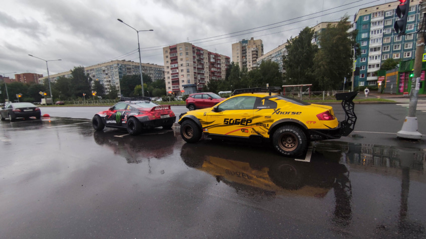 Спортивные дрифт-кары на парковке после дождя