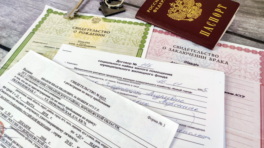 Комплект документов: свидетельства, паспорт и договор найма жилья
