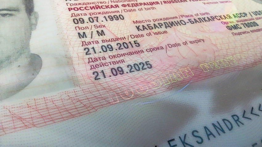 Разворот загранпаспорта с данными владельца