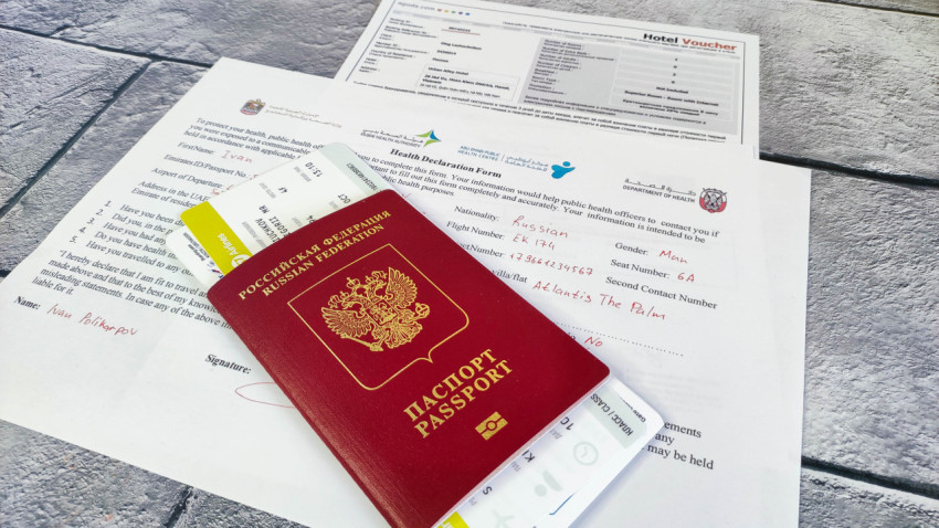 Загранпаспорт, авиабилеты, декларация здоровья и ваучер отеля для поездки в Дубай