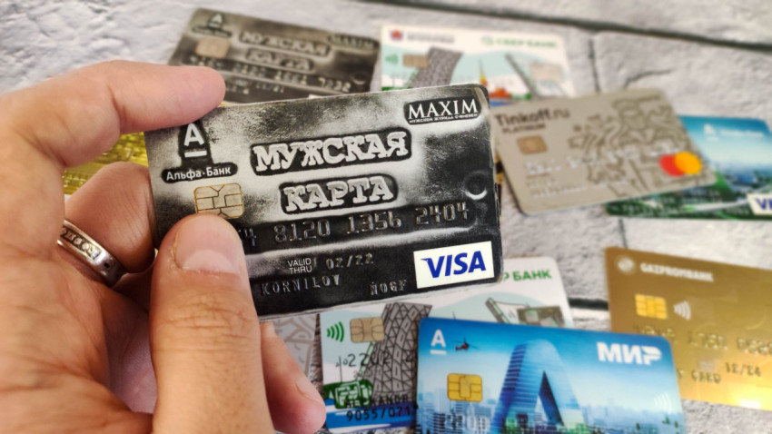 Банковская карта «Мужская карта» от Альфа-Банка в руке