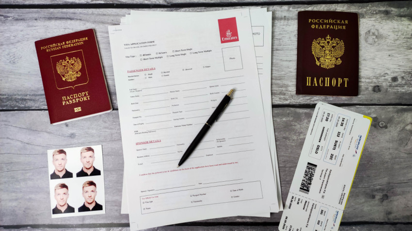 Документы для оформления визы в ОАЭ на столе с паспортами