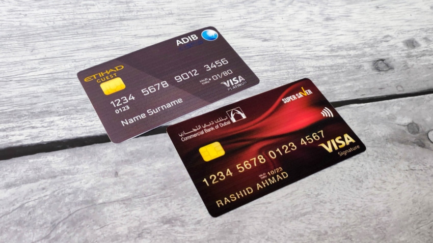 Банковские карты Visa на деревянной поверхности