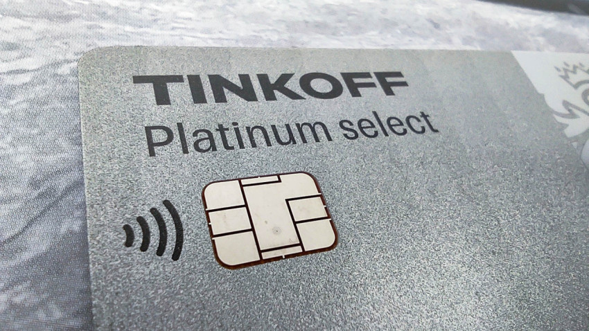 Крупный план банковской карты Tinkoff Platinum Select