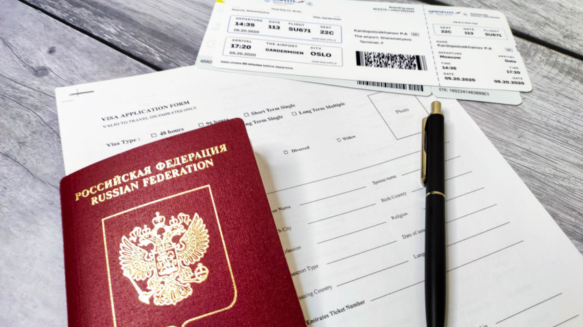 Загранпаспорт РФ, визовая анкета Emirates и посадочный талон на рейс