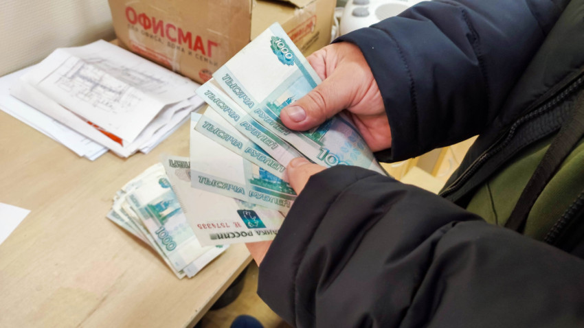 Пересчет купюр номиналом 1000 рублей в офисе