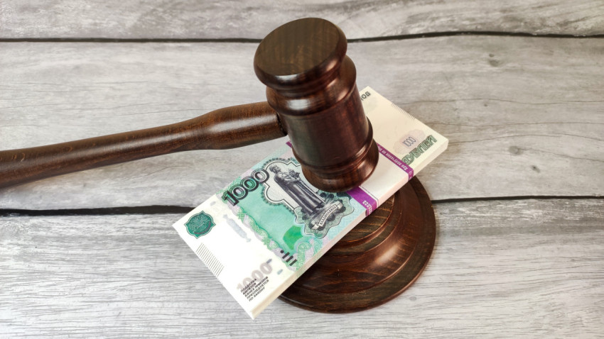 Судейский молоток и пачка купюр в 1000 «дублей» под ударом