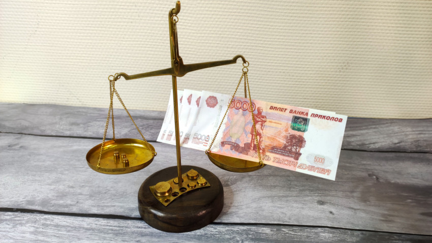 Весы правосудия и фальшивые купюры: юридическая ирония в кадре