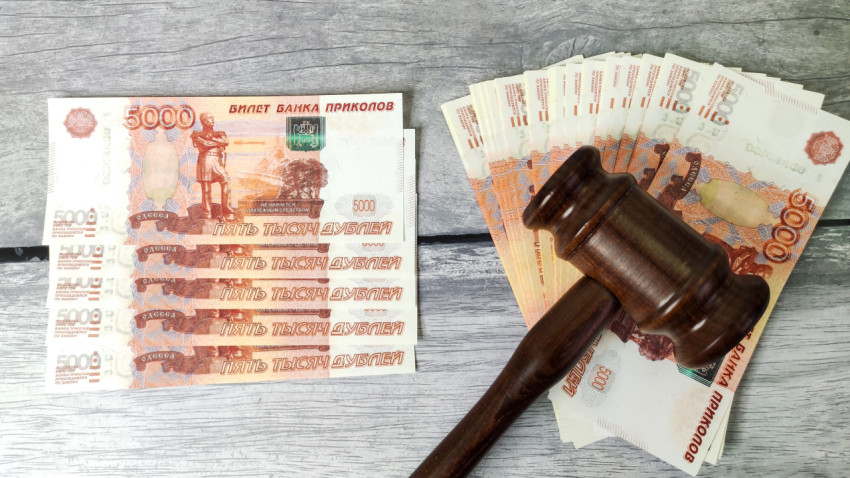 Купюры под судейским молотком — юридический контраст