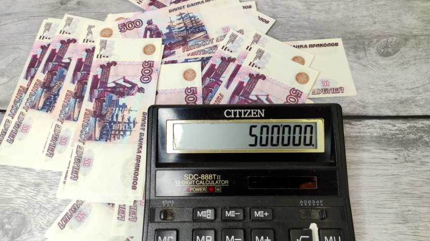 Калькулятор и деньги номиналом 500 рублей в банкнотах