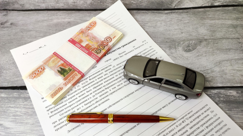 Пачка купюр и модель автомобиля на ходатайстве по исключению имущества