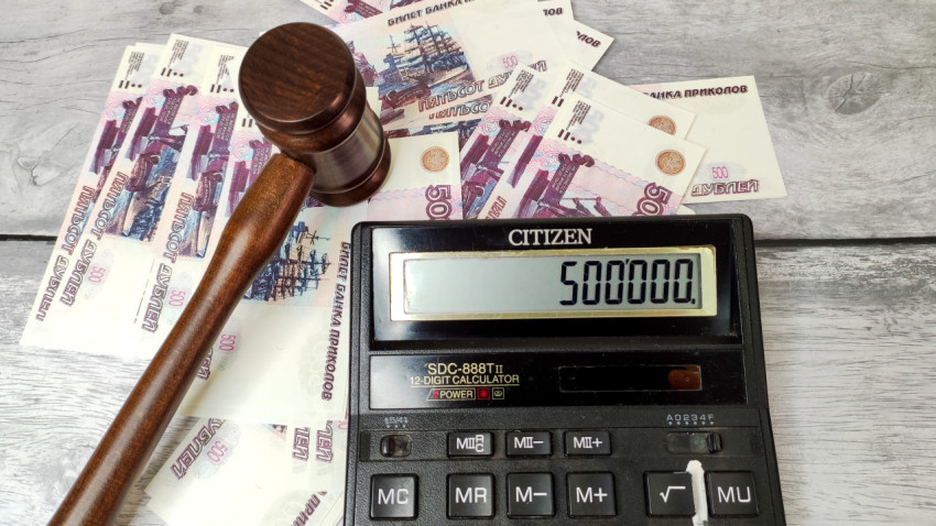Судейский молоток калькулятор и купюры номиналом 500 рублей