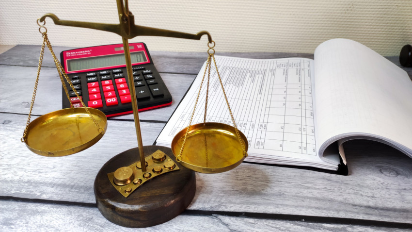 Весы правосудия и бухгалтерская документация