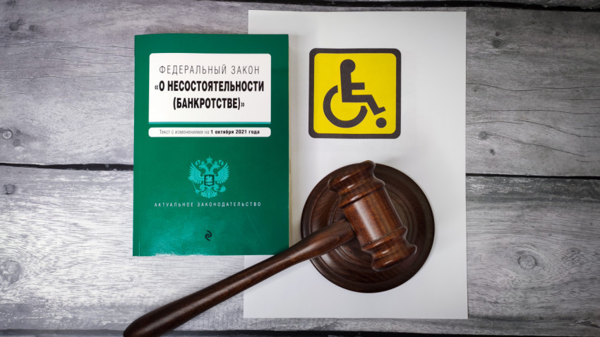 Закон о банкротстве и символ инвалидности с судебным молотком