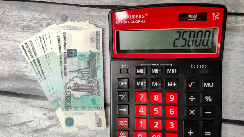 Калькулятор с суммой 25000 и купюры по 1000 рублей