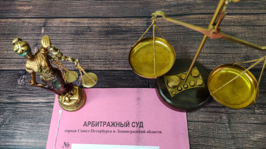 Фемида и весы на фоне дела в арбитражном суде