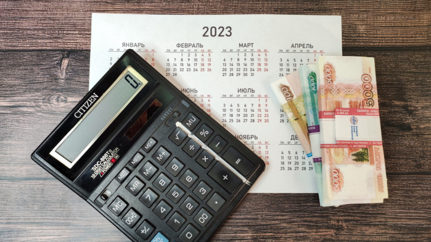 Календарь 2023 года с калькулятором и банкнотами