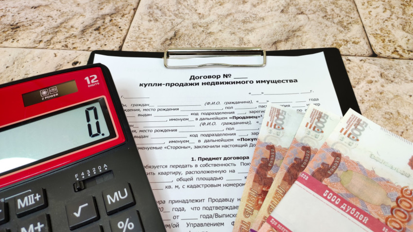 Калькулятор, деньги и договор купли-продажи недвижимости