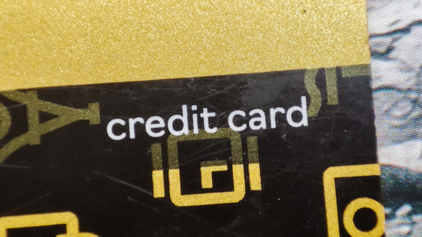 Текст «credit card» на чёрной банковской карте в макросъёмке