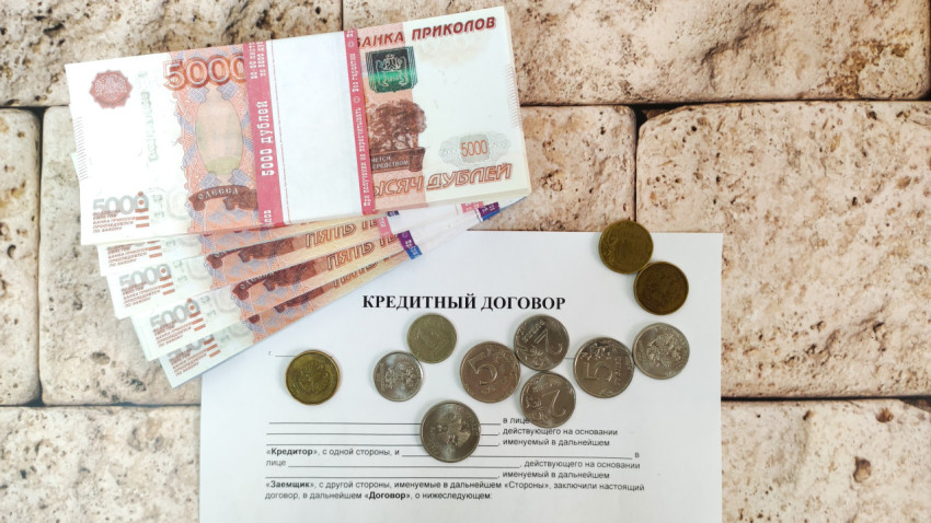 Кредитный договор и деньги на мраморной поверхности