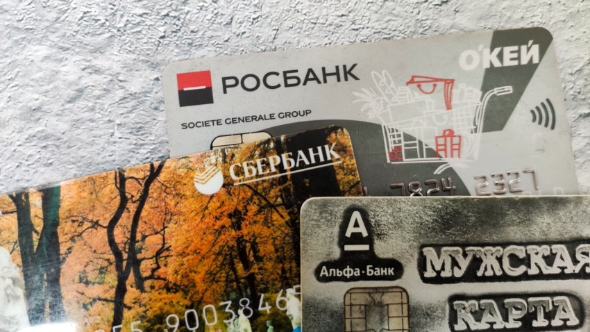 Банковские карты российских банков крупным планом