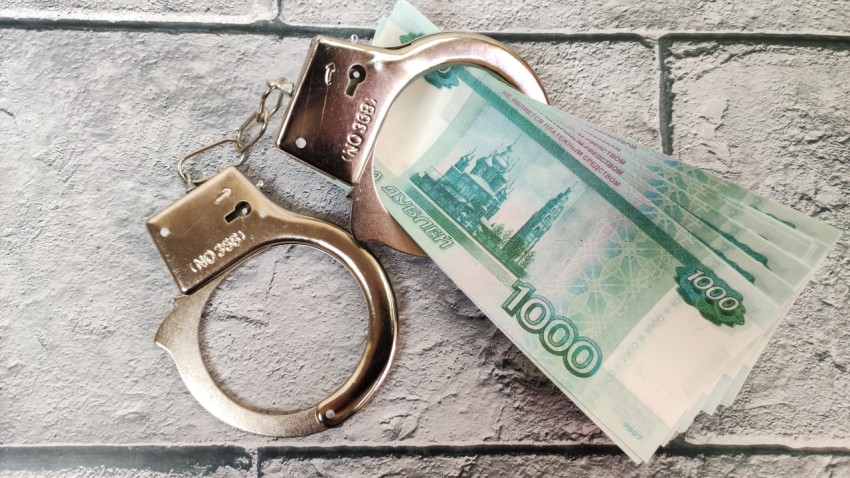 Наручники с фальшивыми деньгами номиналом 1000 рублей
