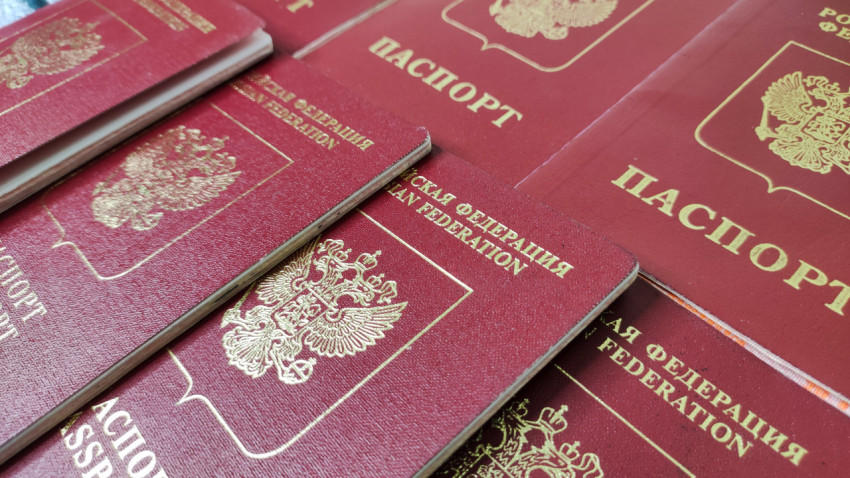 Ряды заграничных паспортов РФ лежат вперемешку на поверхности